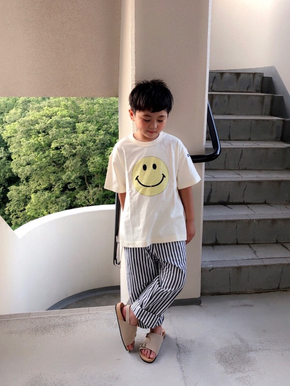 ホワイト系のTシャツ/カットソー、ホワイト系のその他パンツ、ブラウン系のサンダルを着用したキッズの夏コーディネートの1枚目の写真