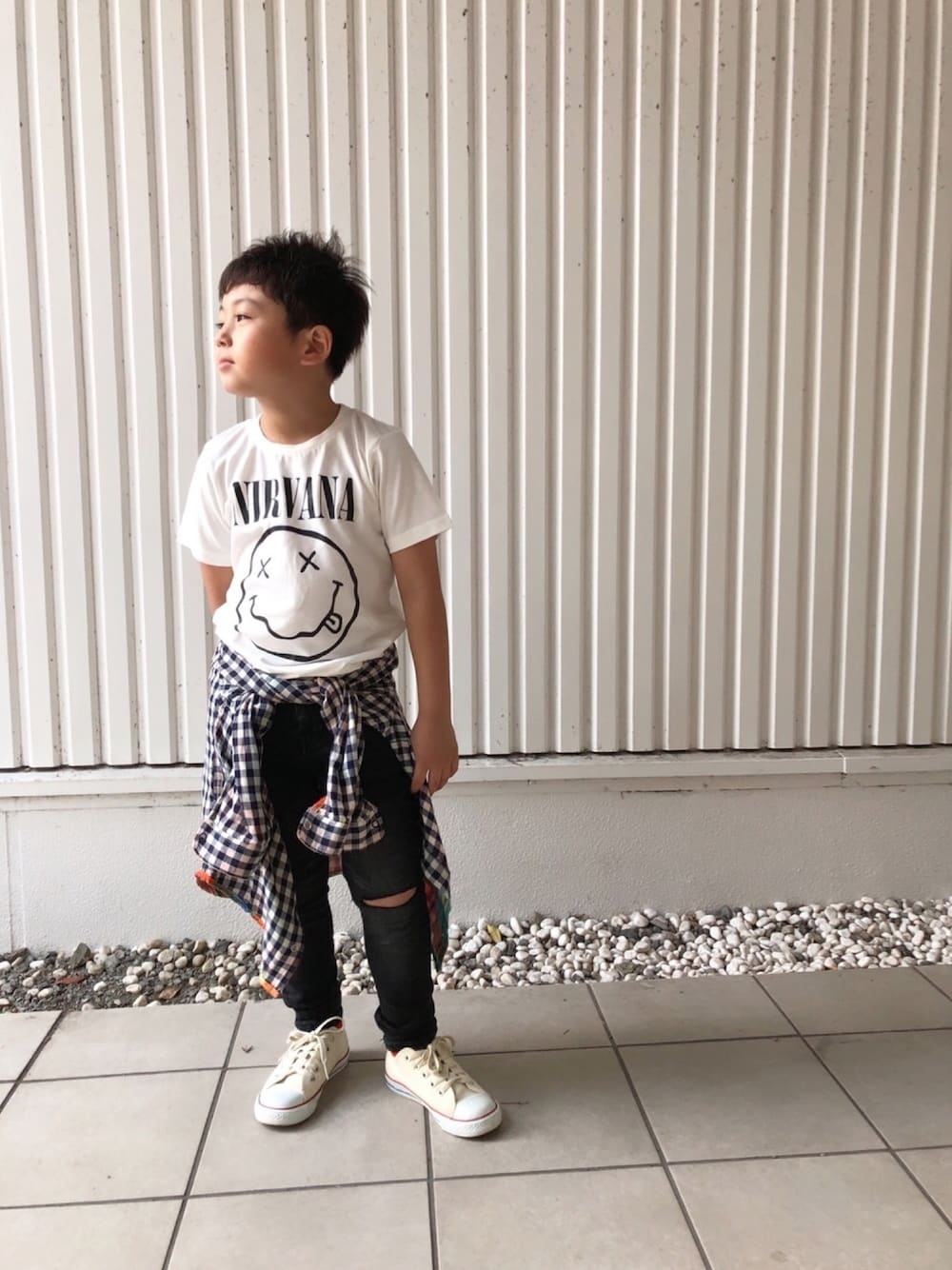 ホワイト系のTシャツ/カットソー、ブラック系のデニムパンツ、オレンジ系のシャツ/ブラウスを着用したキッズの夏コーディネートの1枚目の写真