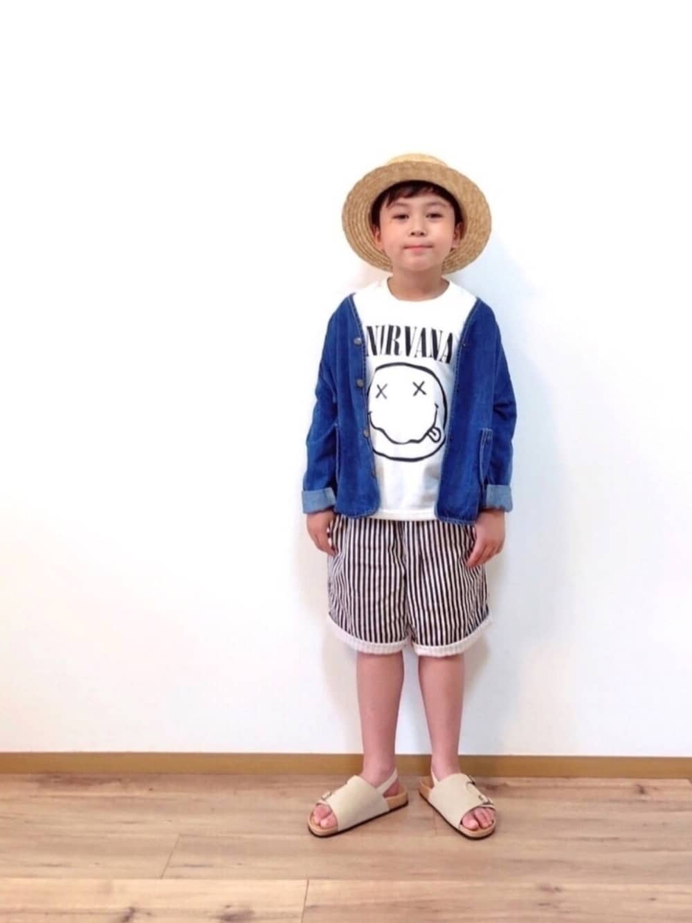 ホワイト系のTシャツ/カットソー、ブルー系のノーカラージャケット、ホワイト系のその他パンツを着用したキッズの夏コーディネートの1枚目の写真