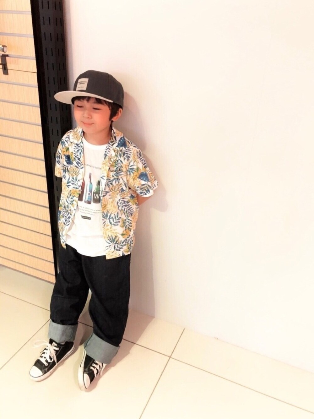 ホワイト系のシャツ/ブラウス、その他のTシャツ/カットソー、ブルー系のデニムパンツを着用したキッズの春コーディネートの1枚目の写真
