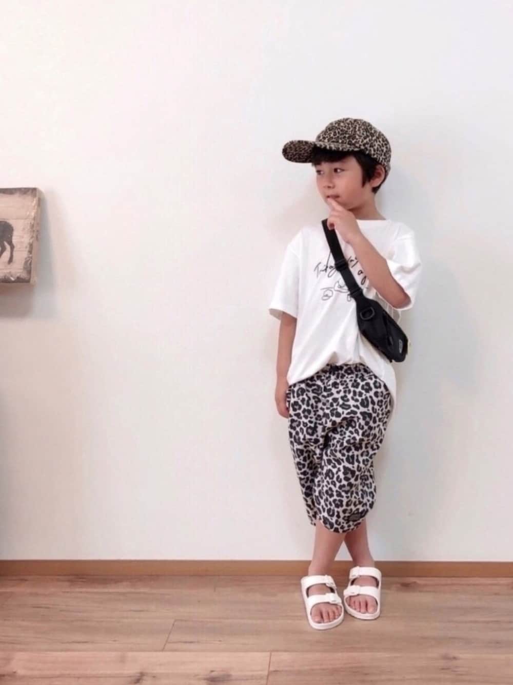ホワイト系のTシャツ/カットソー、ホワイト系のその他パンツ、ホワイト系のサンダルを着用したキッズの春コーディネートの1枚目の写真