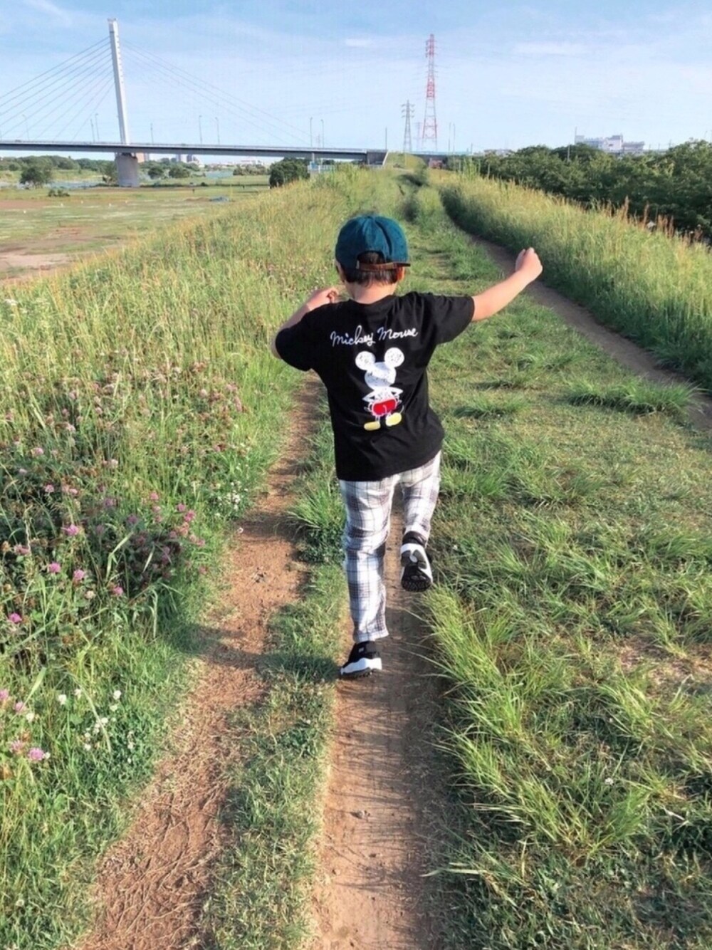 ブラック系のTシャツ/カットソー、その他のパンツ、ブラック系のその他シューズを着用したキッズの春コーディネートの1枚目の写真