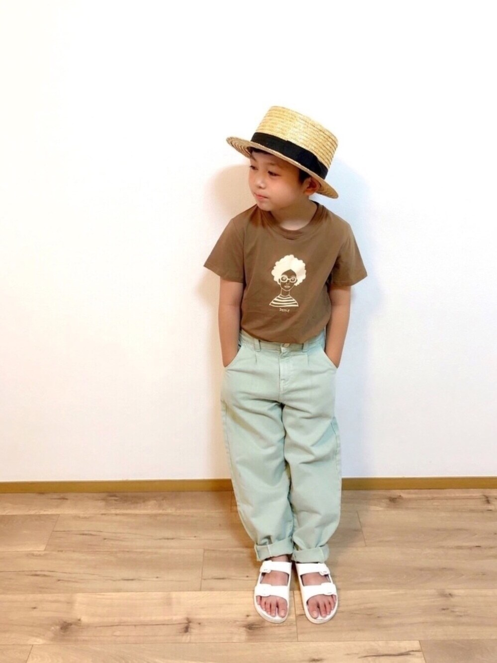 ブラウン系のTシャツ/カットソー、グリーン系のパンツ、ホワイト系のサンダルを着用したキッズの夏コーディネートの1枚目の写真