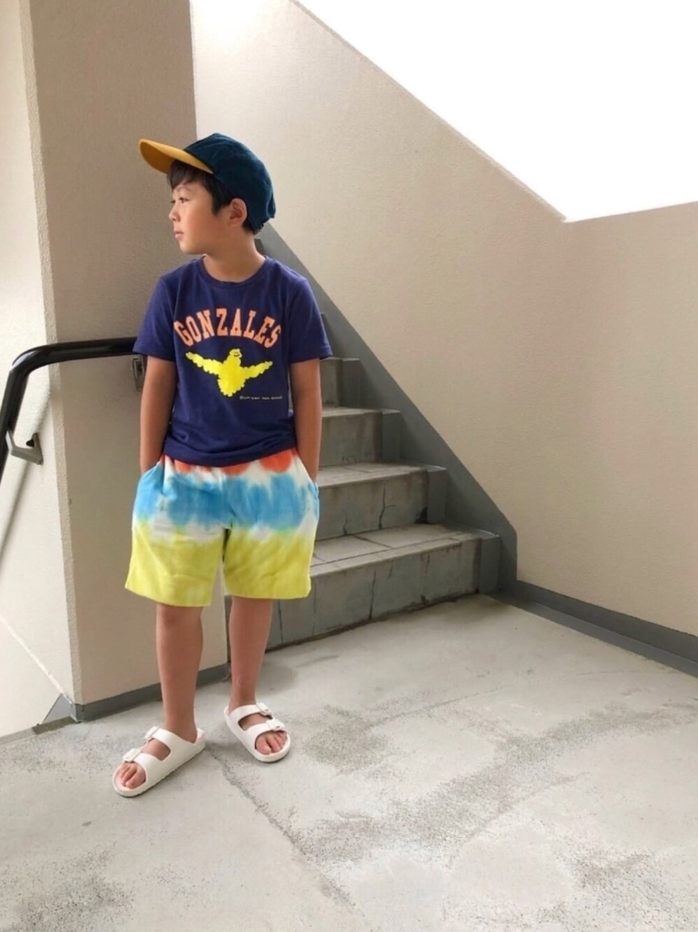 ブルー系のTシャツ/カットソー、その他のその他パンツ、ホワイト系のサンダルを着用したキッズの夏コーディネートの1枚目の写真