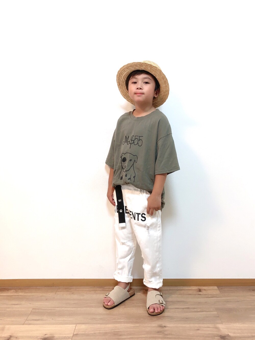「白パンツ、ビックシルエット、夏コーデ、カンカン帽、サンダル、お誕生日おめでとう！、b.Room」｜「b・ROOMの【WEB限定】【マークゴンザレス】接触冷感 マークゴンザレスアソート半袖Tシャツ（Tシャツ/カットソー、グリーン系）」を使った、*tM*さん（キッズ・120cm）の夏コーディネートの1枚目の写真