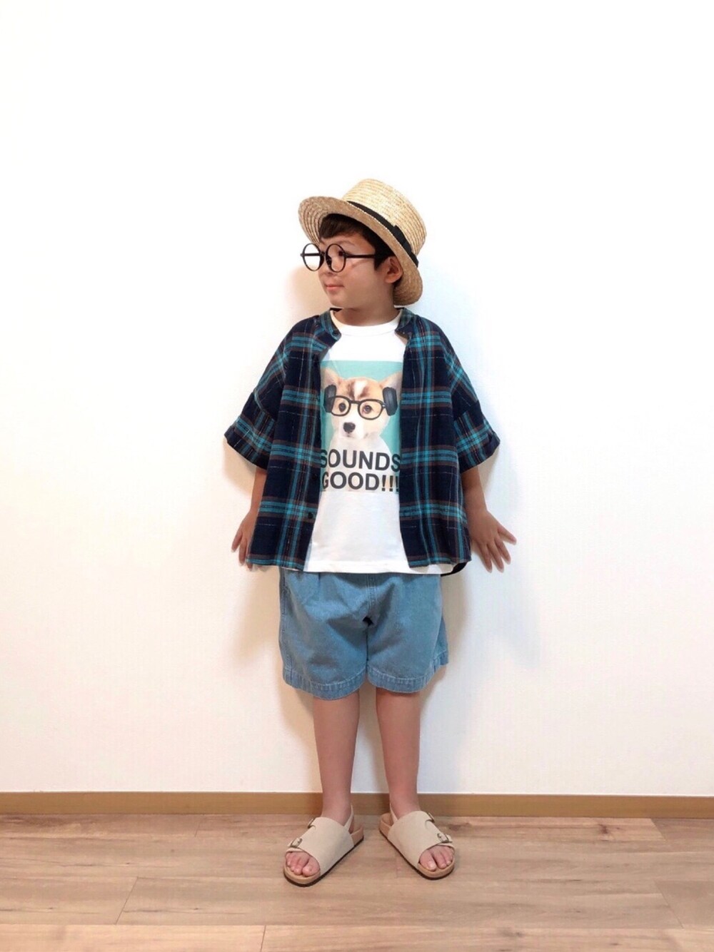 ブルー系のシャツ/ブラウス、ホワイト系のTシャツ/カットソー、ブルー系のデニムパンツを着用したキッズの夏コーディネートの1枚目の写真