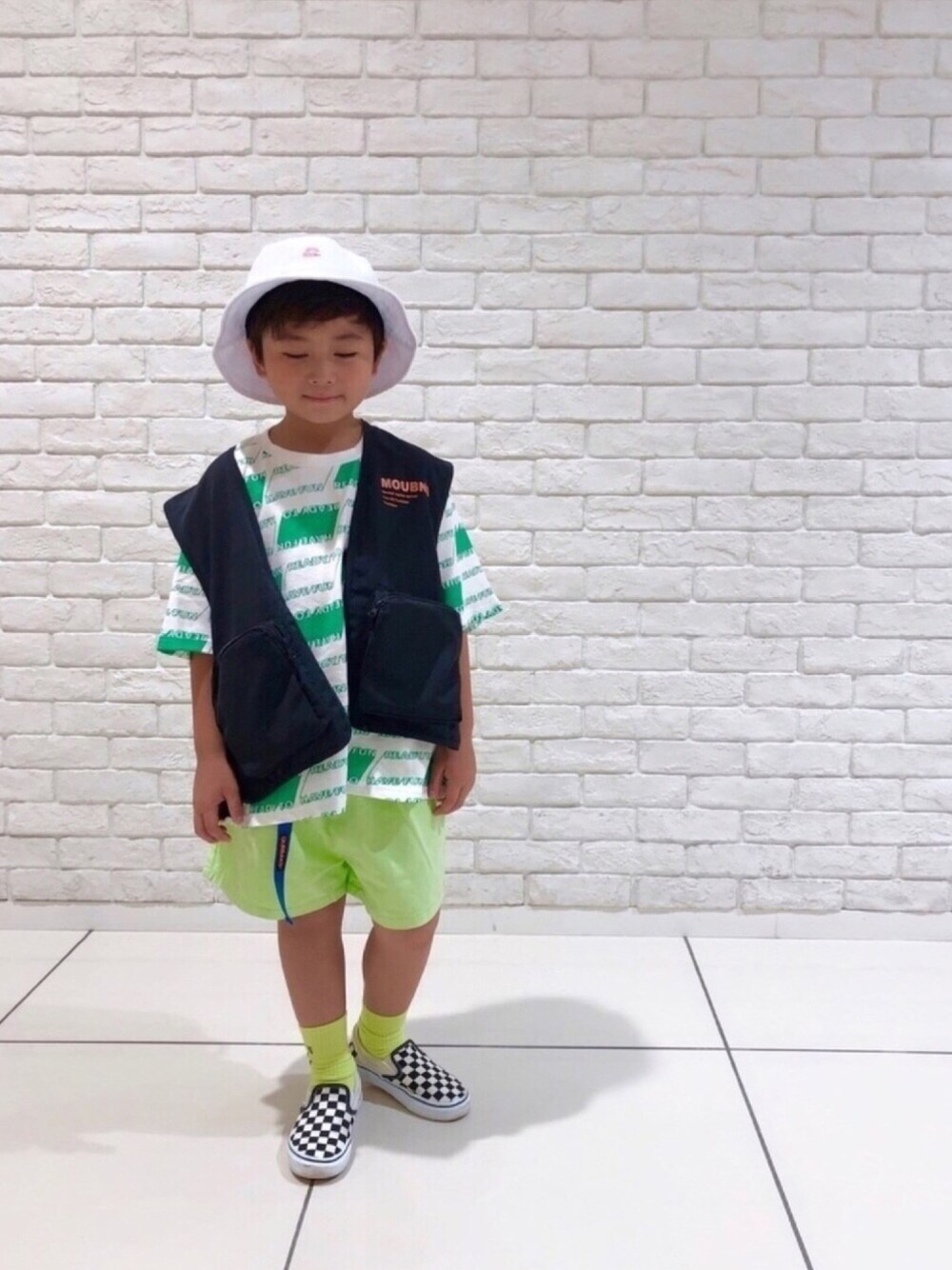ブラック系のベスト、グリーン系のTシャツ/カットソー、グリーン系のパンツを着用したキッズの夏コーディネートの1枚目の写真