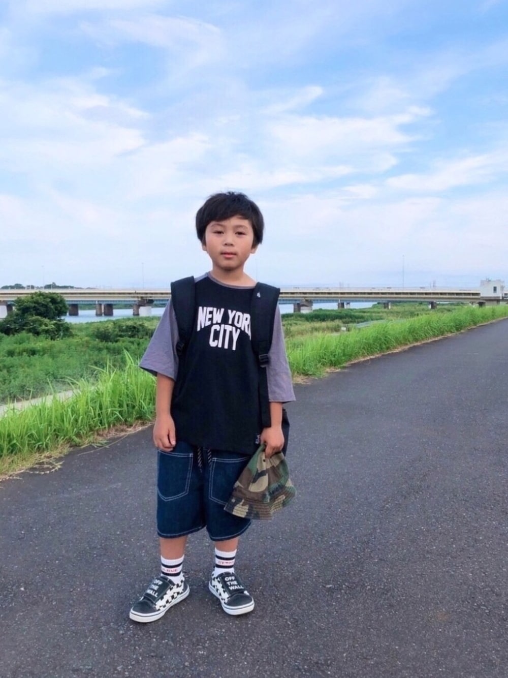 ブラック系のTシャツ/カットソー、ブルー系のその他パンツ、ブラック系のスニーカーを着用したキッズの秋コーディネートの1枚目の写真