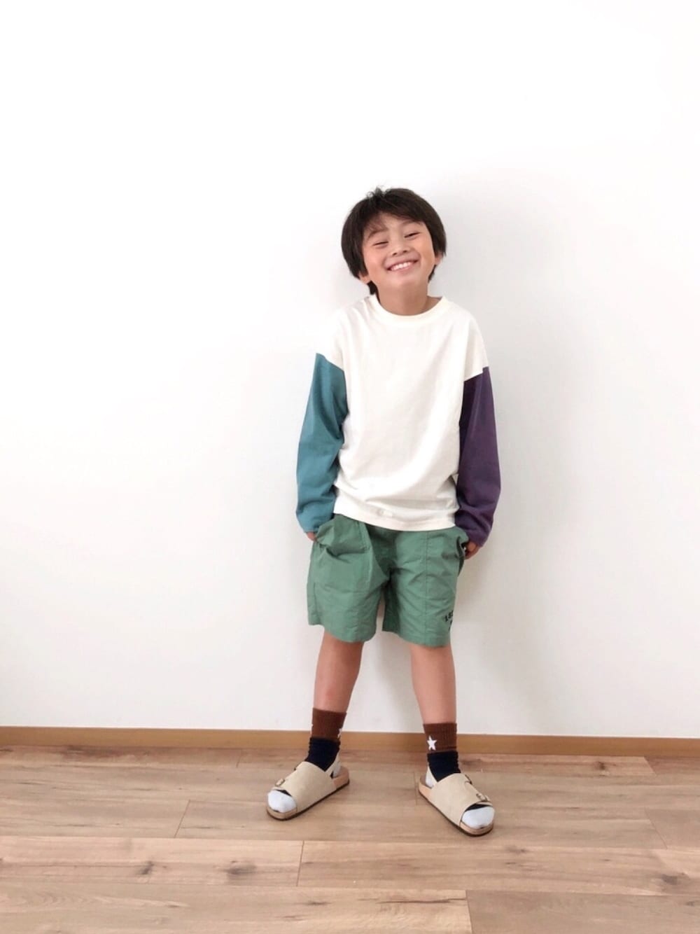「b.Room、ストリート、プチプラ、バイカラー、長袖×短パン、サンダルに靴下、サンダル、ロンT、秋服準備はじめました、スマイル」｜「b・ROOMの袖バイカラーバックロゴTシャツ（Tシャツ/カットソー、パープル系）」を使った、*tM*さん（キッズ・120cm）の秋コーディネートの1枚目の写真
