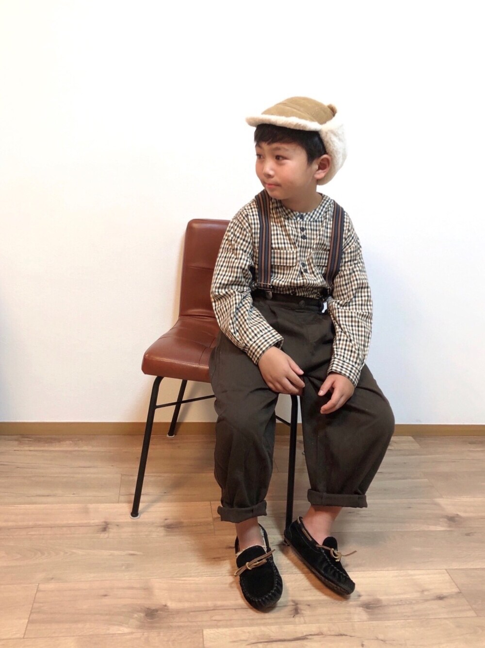 ブラウン系のシャツ/ブラウス、ブラウン系のその他パンツ、ブラック系のモカシン/デッキシューズを着用したキッズの秋コーディネートの1枚目の写真