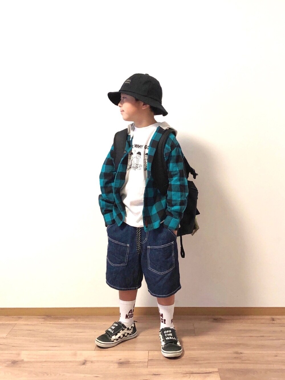 グリーン系のシャツ/ブラウス、ホワイト系のTシャツ/カットソー、ブルー系のその他パンツを着用したキッズの秋コーディネートの1枚目の写真