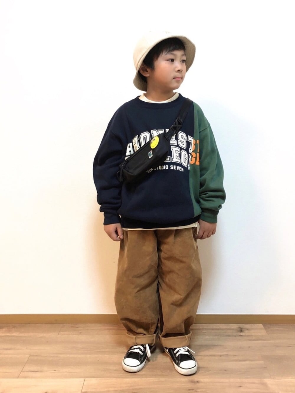 ブルー系のスウェット、ホワイト系のTシャツ/カットソー、ブラウン系のその他パンツを着用したキッズの秋コーディネートの1枚目の写真