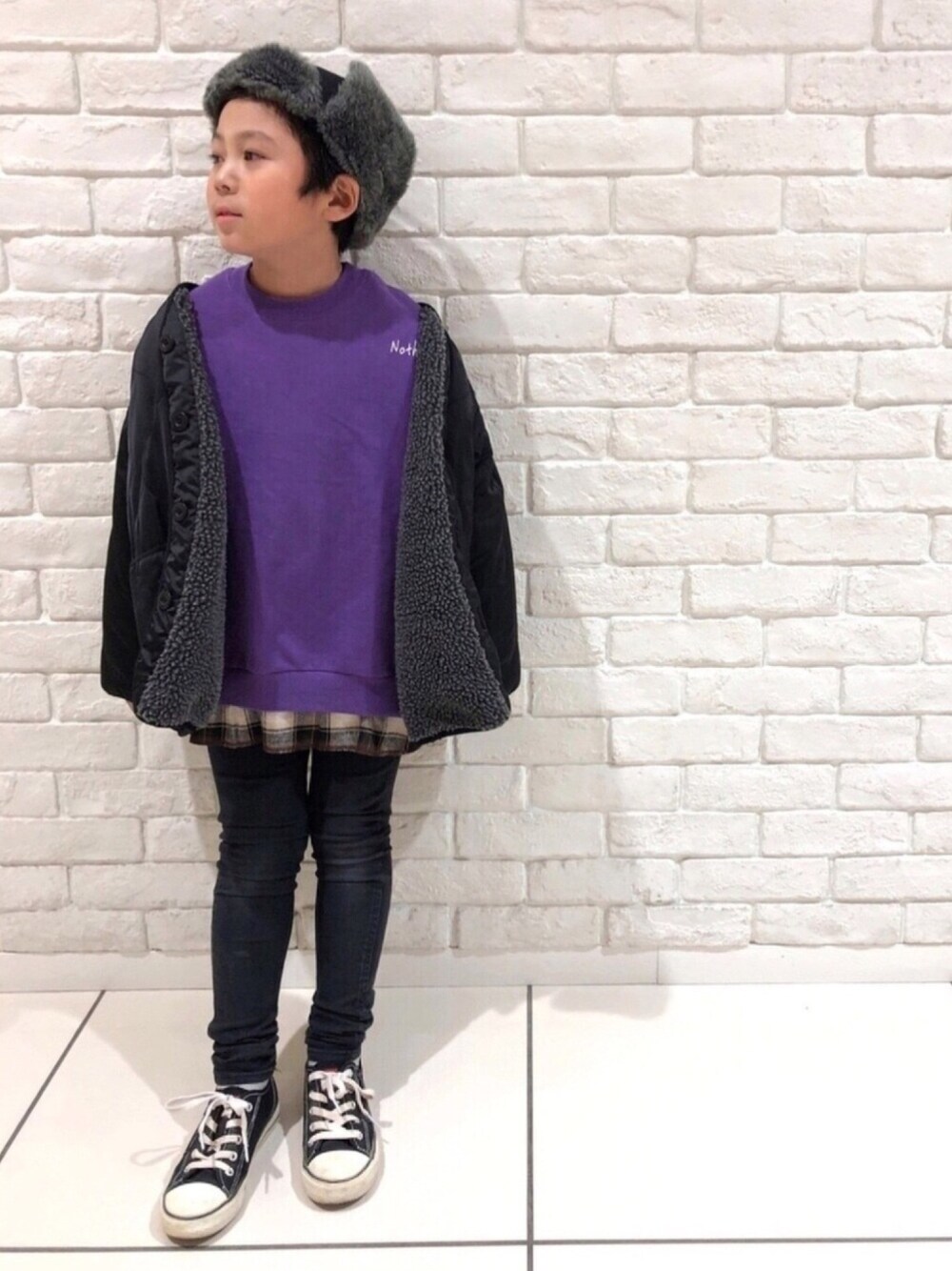 グレー系のブルゾン、パープル系のスウェット、ブラック系のその他パンツを着用したキッズの冬コーディネートの1枚目の写真