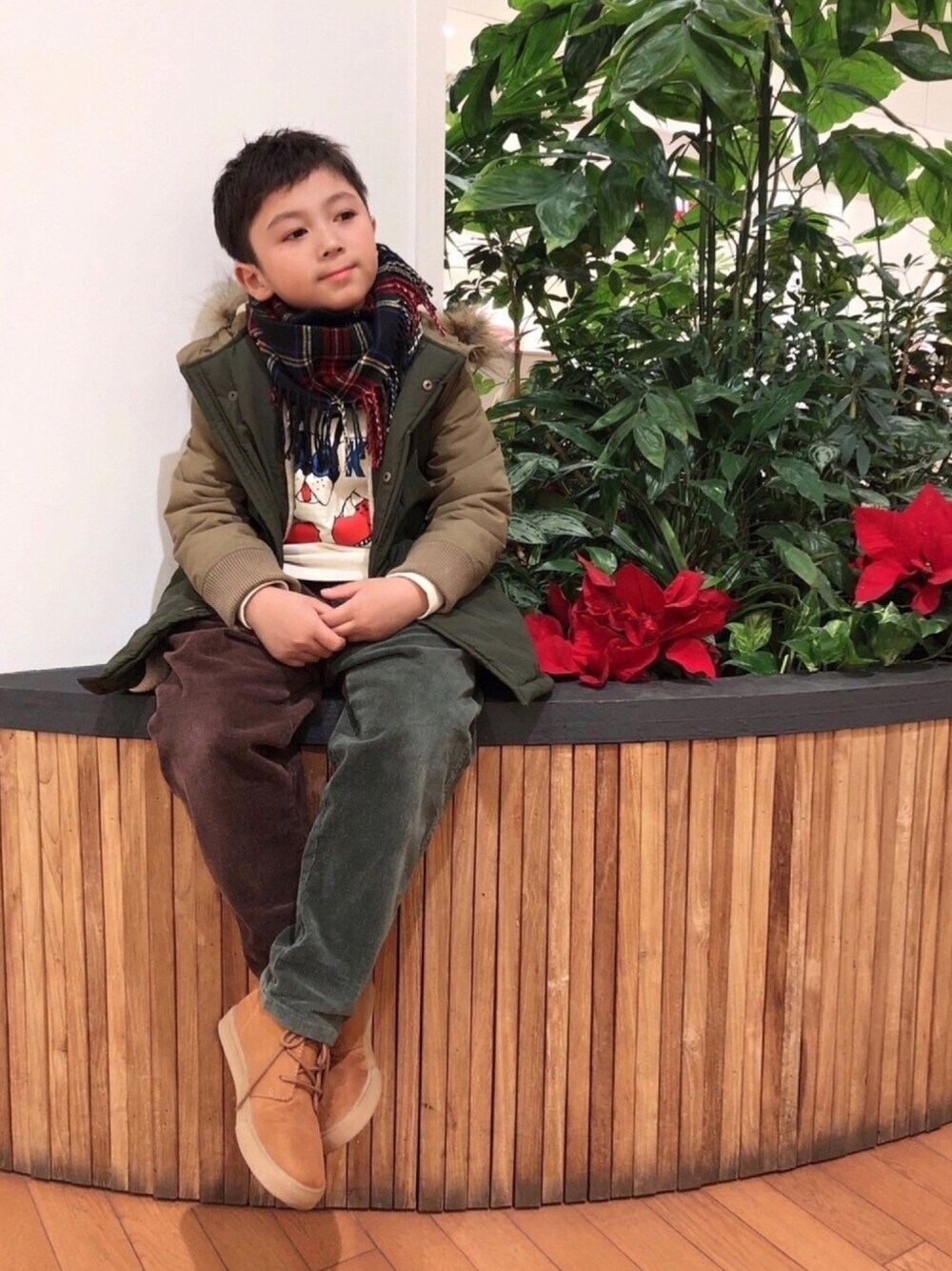 その他のモッズコート、ホワイト系のスウェット、ブラウン系のカーゴパンツを着用したキッズの冬コーディネートの1枚目の写真