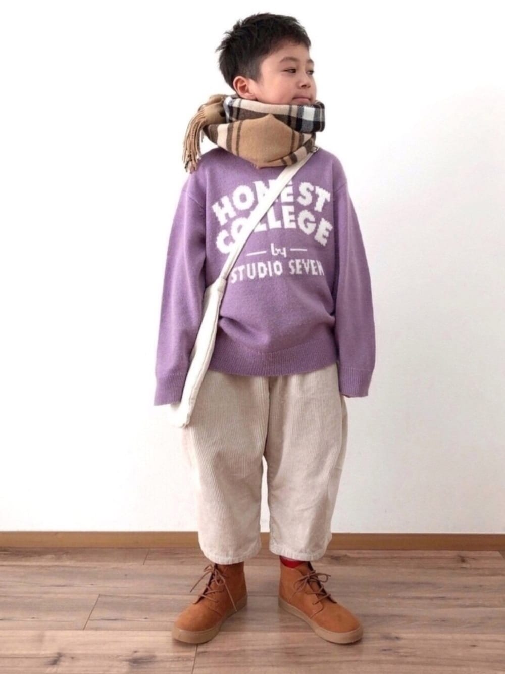 パープル系のニット/セーター、ホワイト系のその他パンツ、ホワイト系のショルダーバッグを着用したキッズの冬コーディネートの1枚目の写真