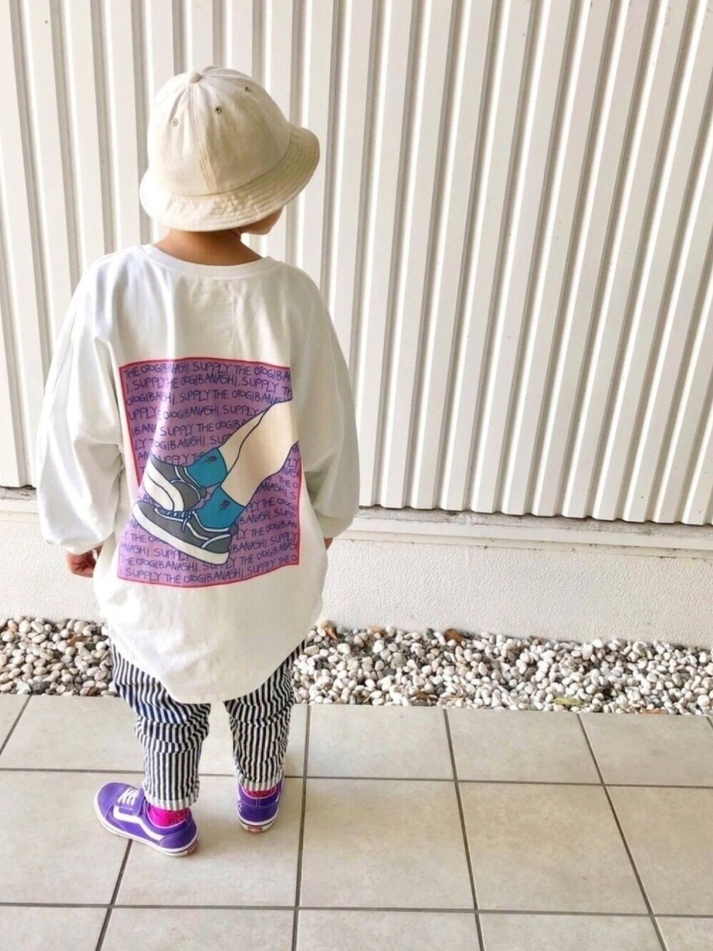 ホワイト系のTシャツ/カットソー、ブルー系のその他パンツ、パープル系のスニーカーを着用したキッズの春コーディネートの1枚目の写真