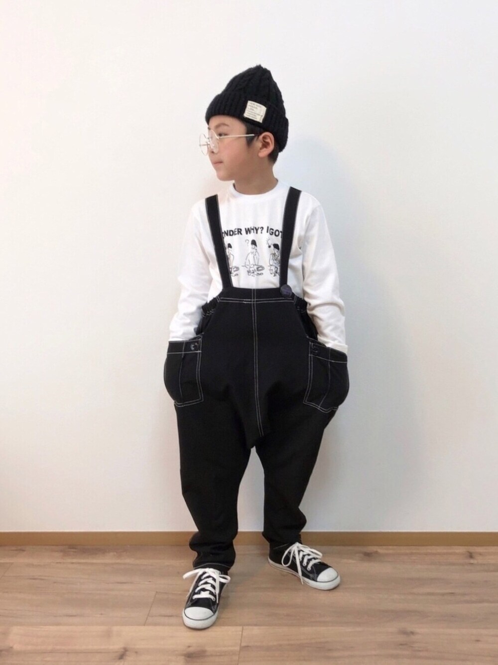 ホワイト系のTシャツ/カットソー、ブラック系のサロペット/オーバーオール、ブラック系のスニーカーを着用したキッズの春コーディネートの1枚目の写真
