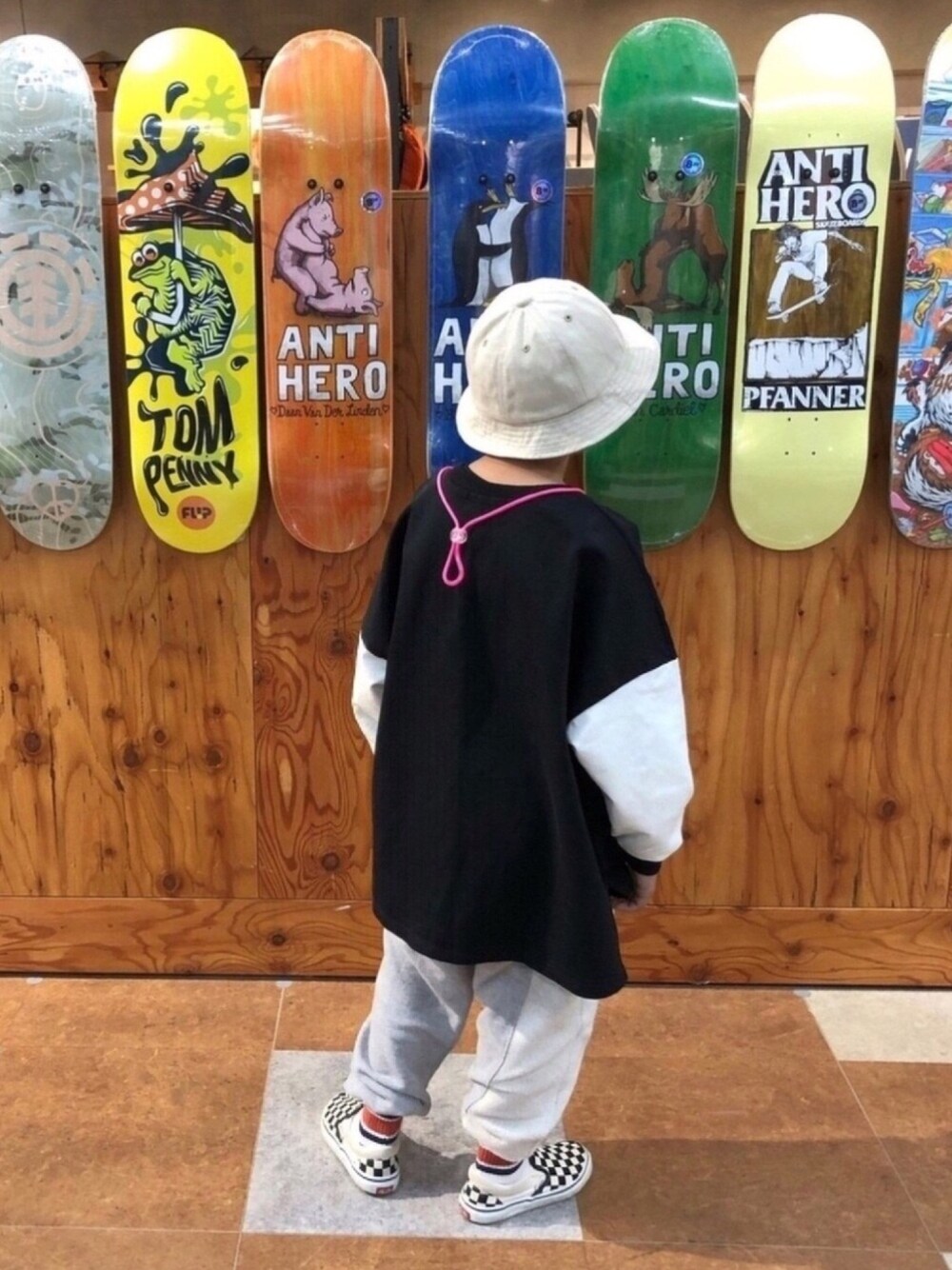 「ボリューム袖、スウェット、スウェットパンツ、ジョガーパンツ、ストリート、おとばなコーデフェス告知、バケットハット、韓国子供服、おとばなコーデ、モノトーン」｜「jdbase_capのアイテム（ハット、ホワイト系）」を使った、*tM*さん（キッズ・125cm）の春コーディネートの1枚目の写真