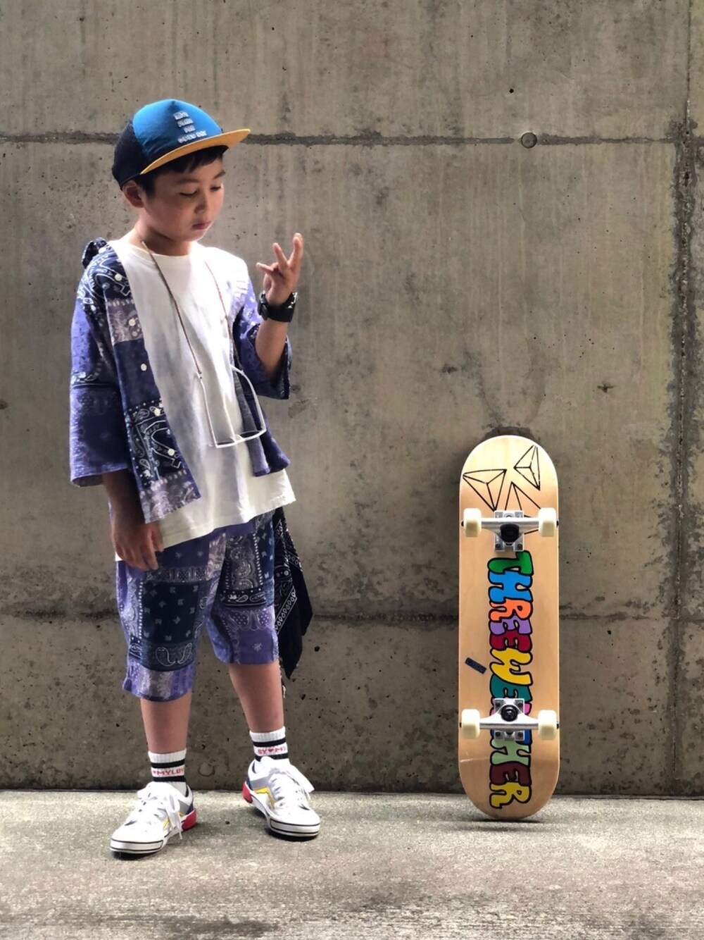 パープル系のシャツ/ブラウス、パープル系のTシャツ/カットソー、パープル系のその他パンツを着用したキッズの春コーディネートの1枚目の写真