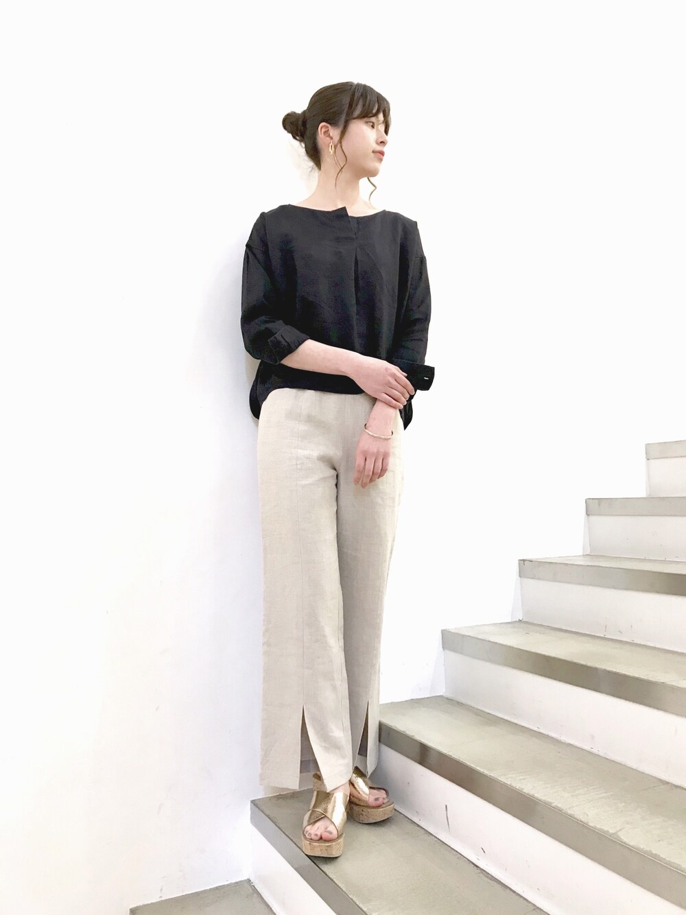 「パンツスタイル、シンプル、URBAN RESEARCH DOORS、URBAN RESEARCH、URBAN RESEARCH DOORS WOMENS、春コーデ」｜「URBAN RESEARCH DOORSのアイテム（シャツ/ブラウス、その他）」を使った、minoriさん（レディース・167cm）の春コーディネートの1枚目の写真