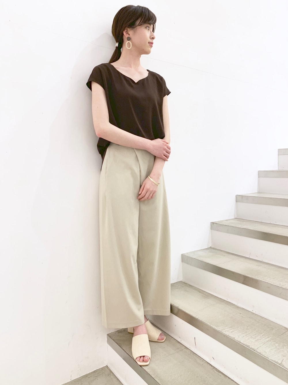 「春夏コーデ、夏コーデ、ブラウンコーデ、ブラウン、キレイめ、ベージュ、アーバンリサーチドアーズ、URBAN RESEARCH、URBAN RESEARCH DOORS」｜「URBAN RESEARCH DOORSのアイテム（パンツ、ベージュ系）」を使った、minoriさん（レディース・167cm）の春コーディネートの1枚目の写真