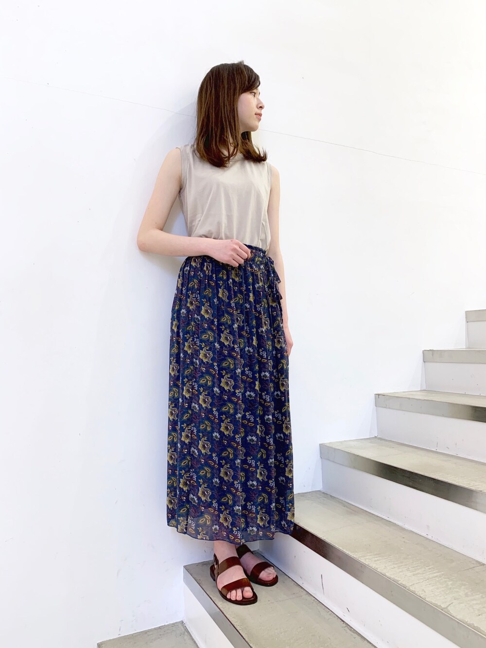 「春夏コーデ、夏、花柄、花柄スカート、soil、URBAN RESEARCH DOORS、URBAN RESEARCH、アーバンリサーチドアーズ」｜「URBAN RESEARCH DOORSのアイテム（Tシャツ/カットソー、ベージュ系）」を使った、minoriさん（レディース・167cm）の春コーディネートの1枚目の写真