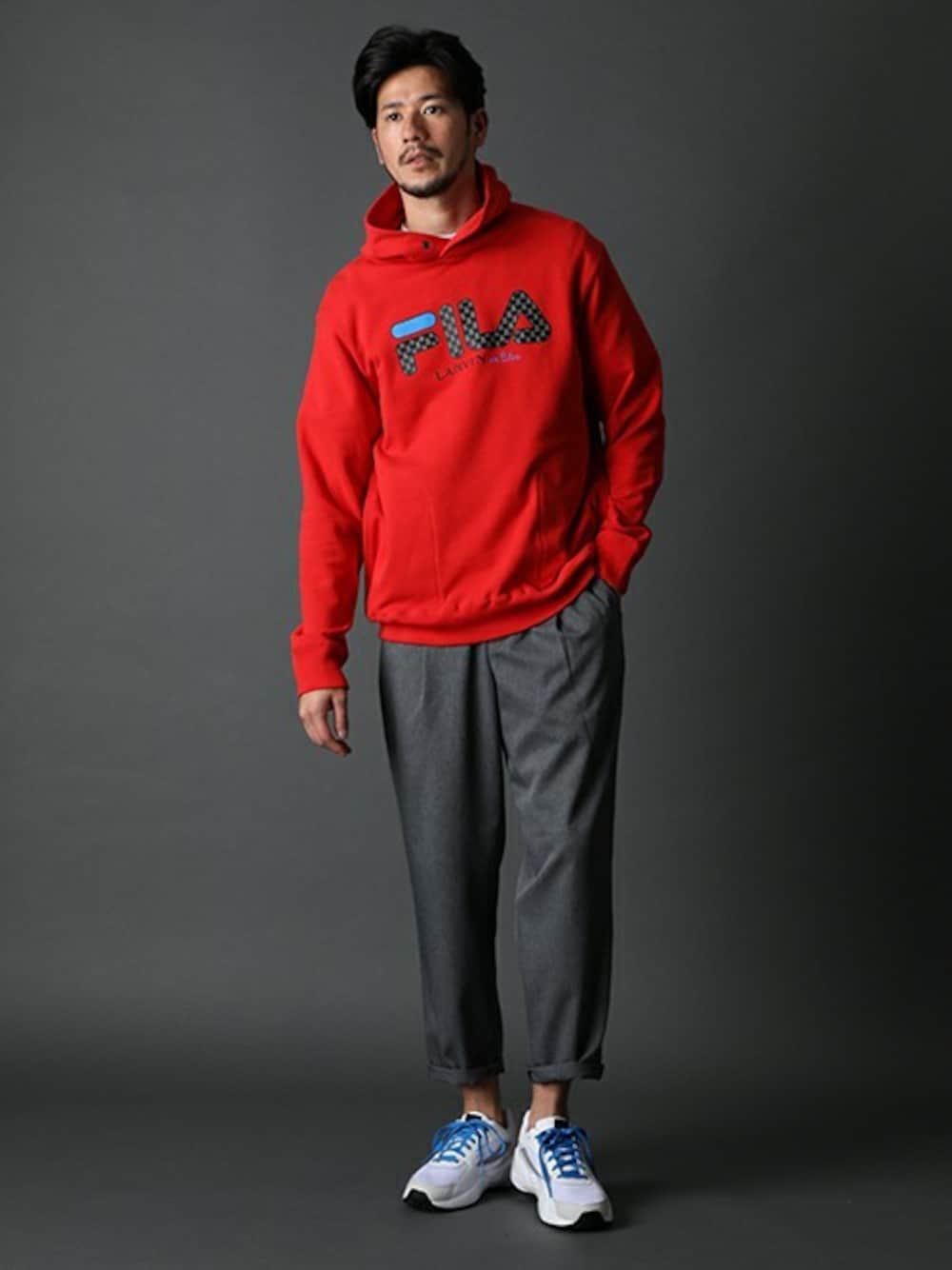 ホワイト系のスニーカー、レッド系のパーカー、グレー系のその他パンツを着用したメンズの春コーディネートの1枚目の写真