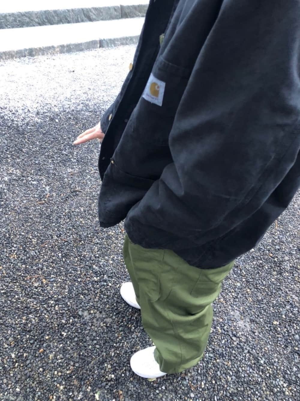 「スニーカー、古着MIX、古着、カジュアルコーデ、休日スタイル、NIKE」｜「Carharttのアイテム（カバーオール、ブラック系）」を使った、ぞうしさん（メンズ・170cm）の春コーディネートの1枚目の写真