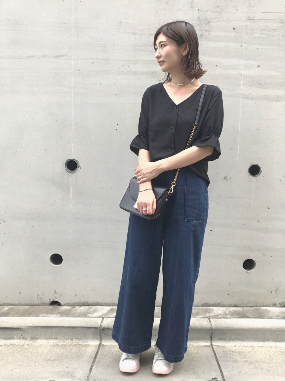 「モノトーン、オトナ女子、オトナカジュアル、黒、秋コーデ、デニム、ブラウス、ブラウス×デニム、スニーカー、アディダス」｜「E hyphen world galleryの・キャンディスリーブブラウス（シャツ/ブラウス、ブラック系）」を使った、ayuさん（レディース・162cm）の夏コーディネートの1枚目の写真