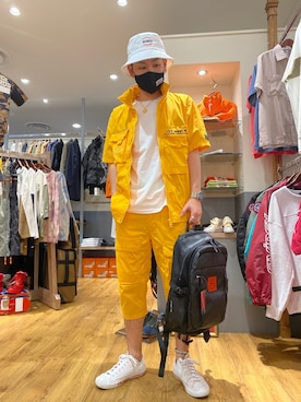 「アイテム（カーゴパンツ、イエロー系）」を使った、生田智義さん（メンズ・174cm）の春コーディネート