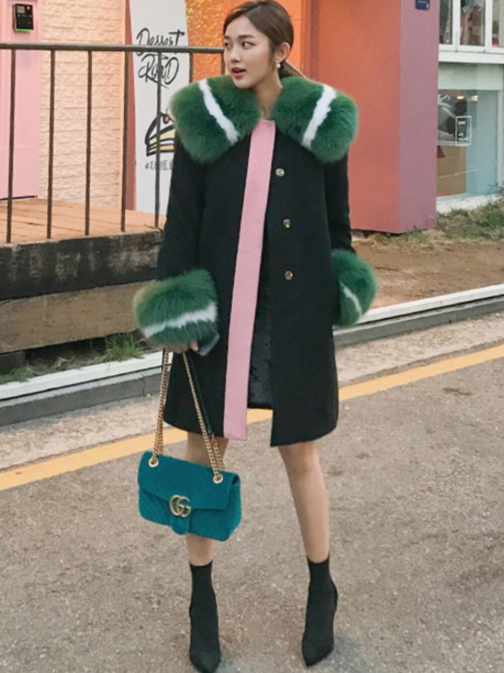 ブラック系のダッフルコート、ブラック系のワンピース、ブラウン系のブーツを着用したレディースの冬コーディネートの1枚目の写真