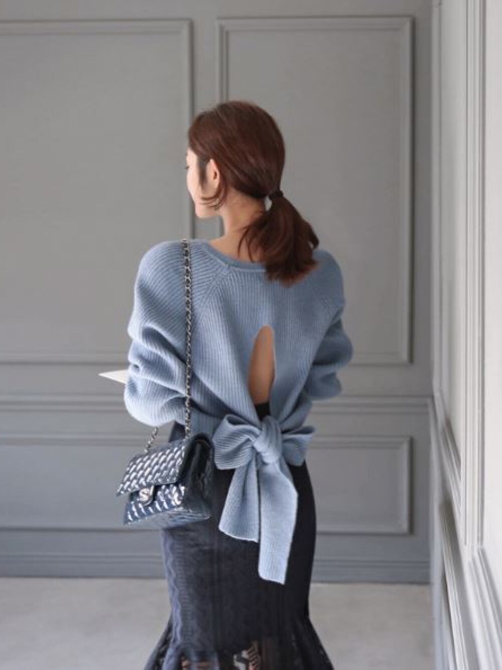 ピンク系のニット/セーターを着用したレディースの冬コーディネートの1枚目の写真