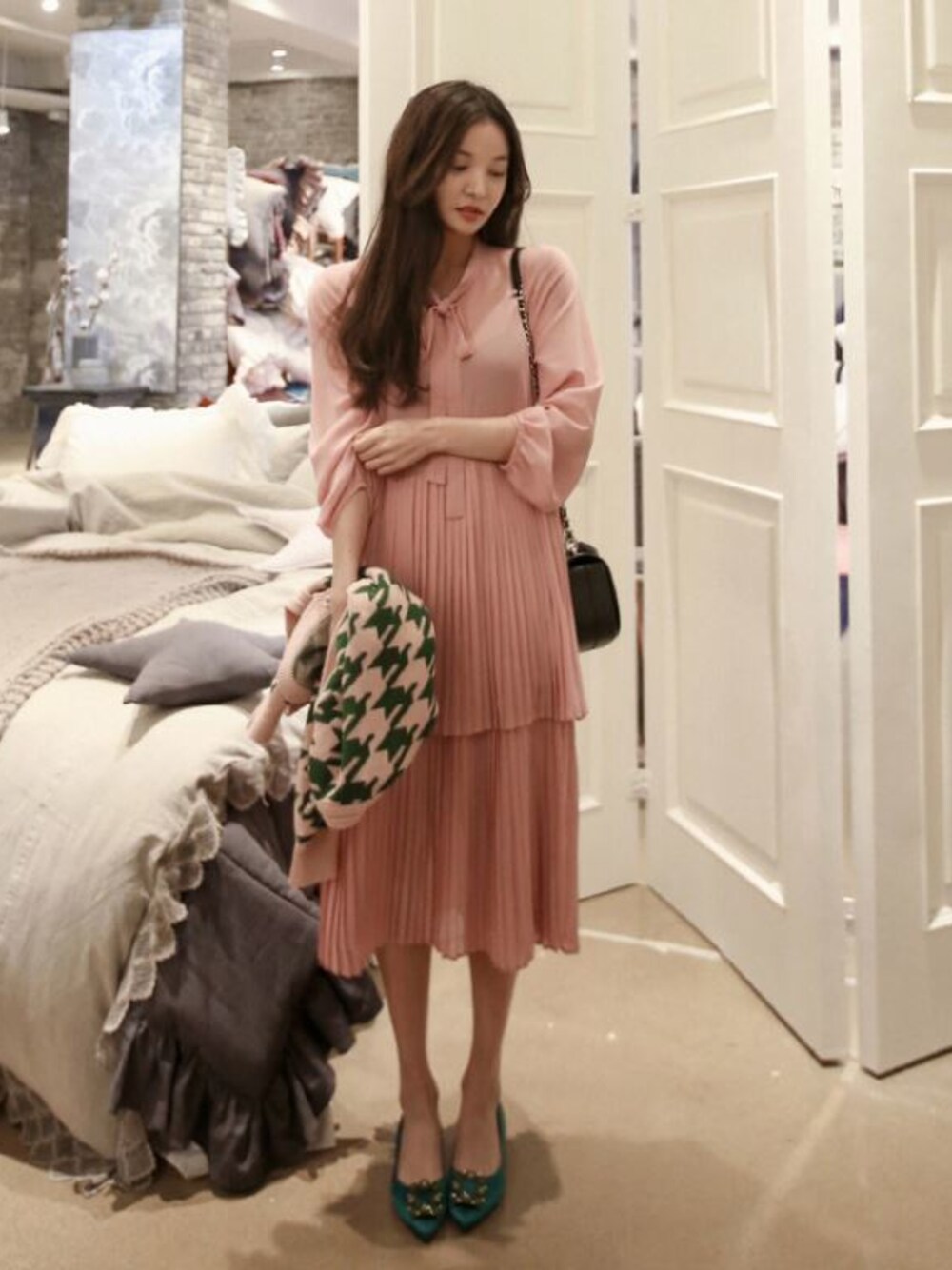 「ワンピース、大人カジュアル、休日スタイル、プリーツ、春コーデ、シフォンスカート、 韓国ブランド、韓国ファッション、11am、 2017ss」｜「ロマンチックプリーツワンピース（ワンピース、ピンク系）」を使った、11AMさん（レディース・160cm）の冬コーディネートの1枚目の写真