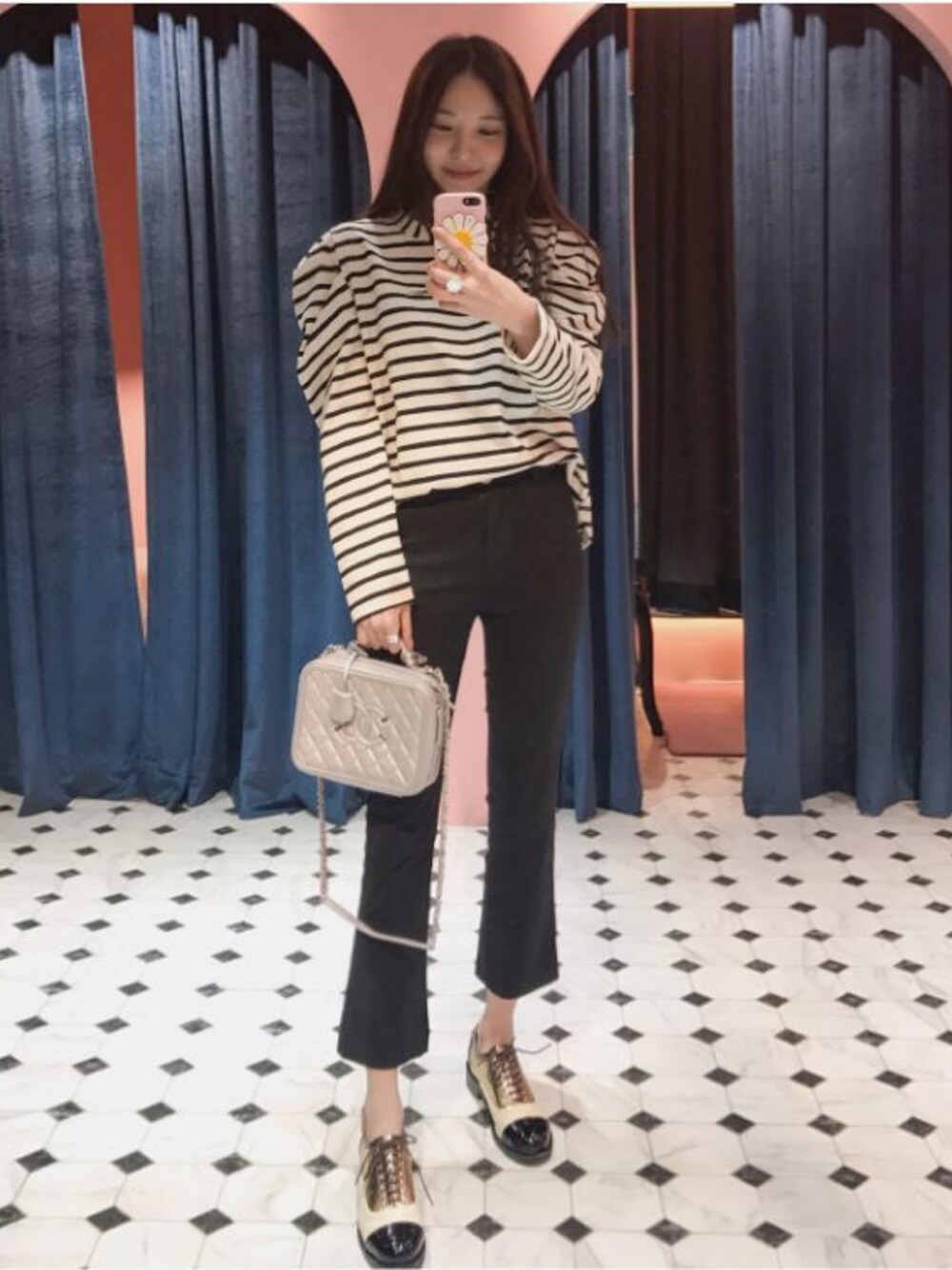 その他のTシャツ/カットソー、ブラック系のその他パンツを着用したレディースの春コーディネートの1枚目の写真