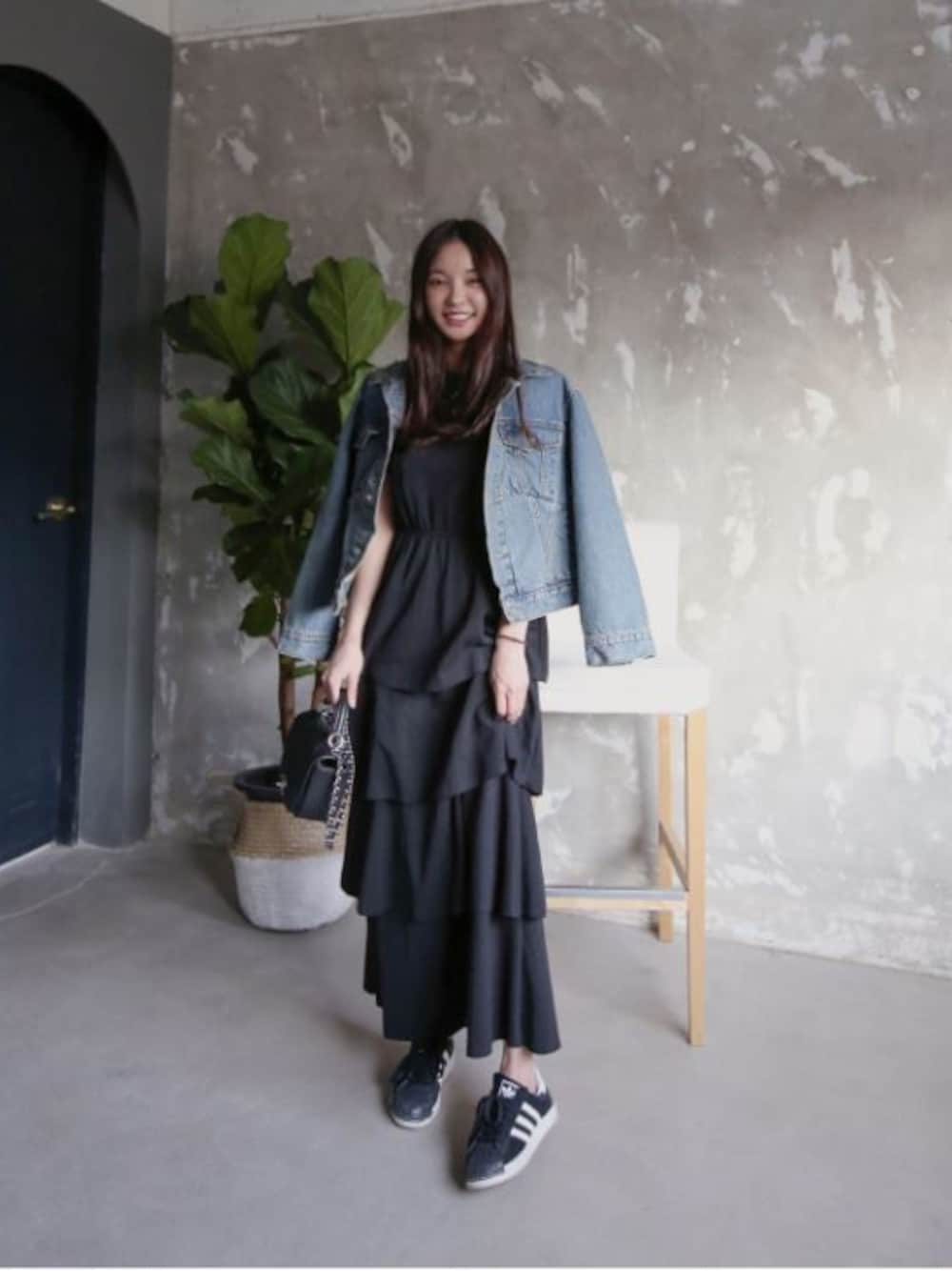 「デニムジャケット、 ワンピース、休日スタイル、ロングワンピース、オトナガーリー、韓国ブランド、11am、 韓国ファッション、はるコーデ、2017ss」｜「マキシ丈ティアードワンピース（ワンピース、その他）」を使った、11AMさん（レディース・160cm）の春コーディネートの1枚目の写真