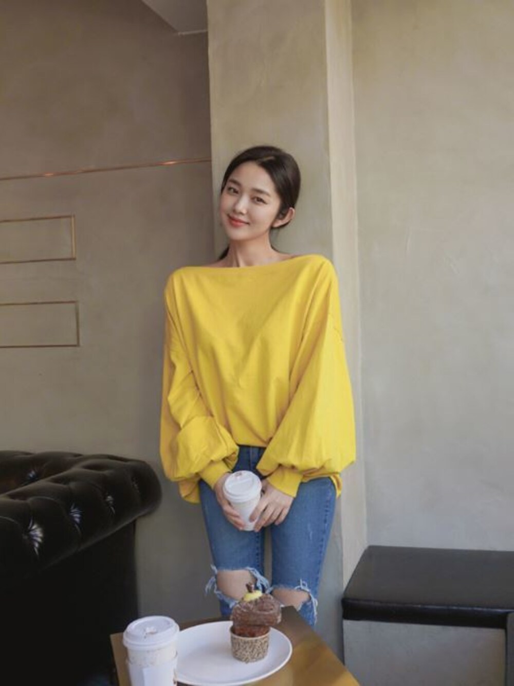 その他のスウェット、ブルー系のデニムパンツを着用したレディースの春コーディネートの1枚目の写真