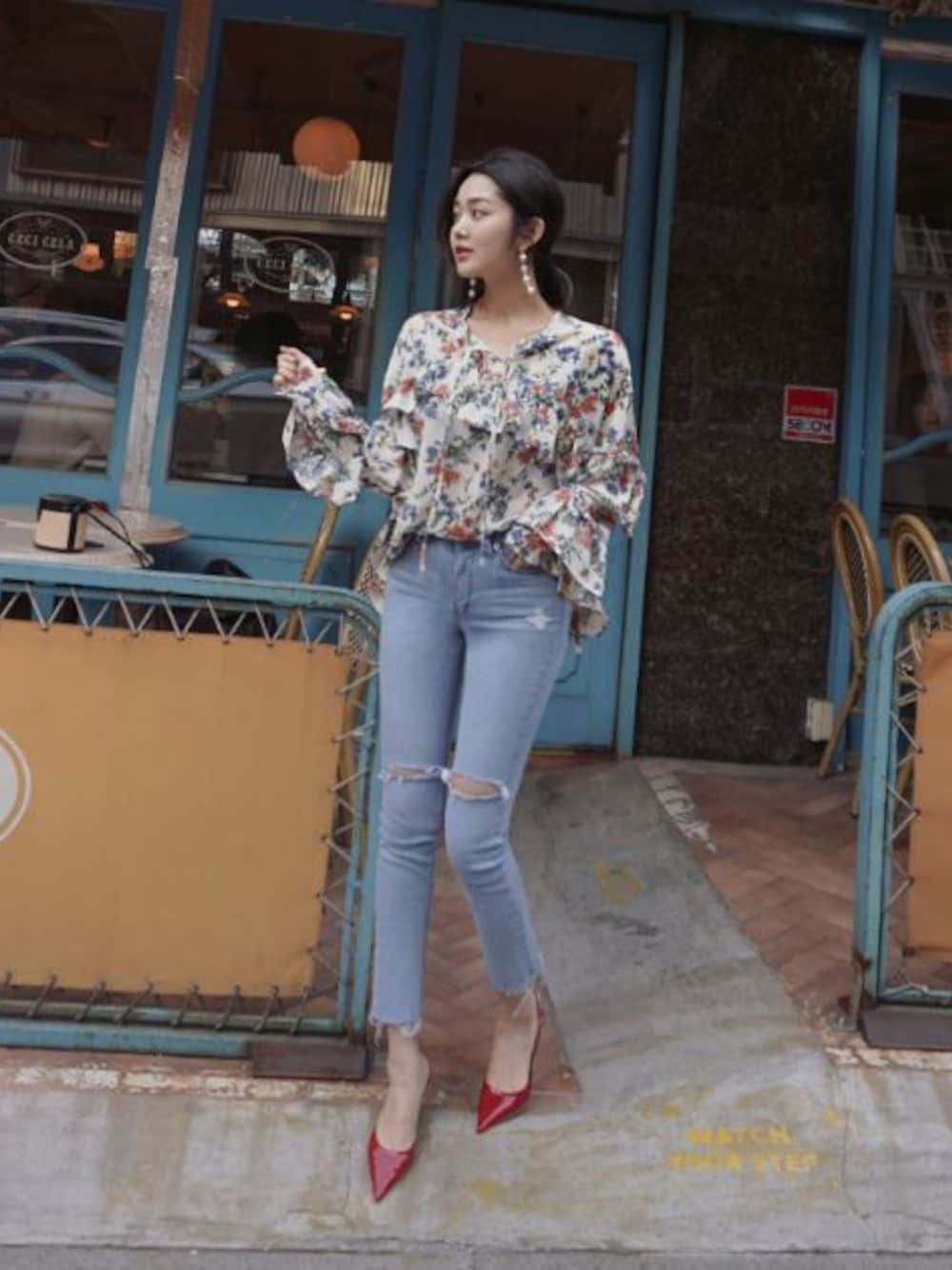 その他のシャツ/ブラウス、ブルー系のその他パンツを着用したレディースの春コーディネートの1枚目の写真