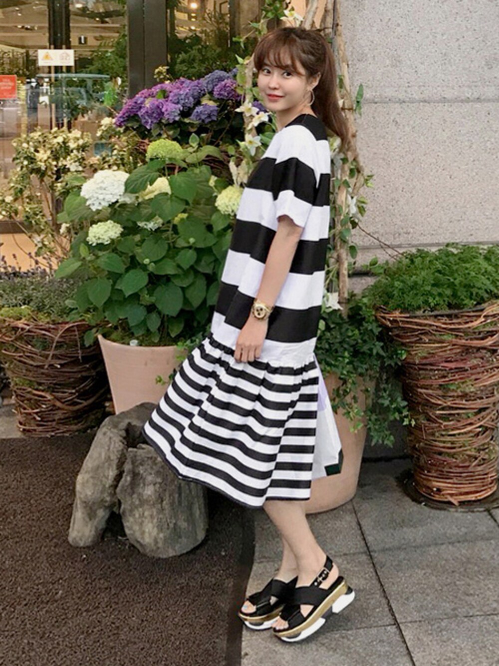 「ワンピース、ボーダー、ワンピ、大人コーデ、ボーダーワンピース、ロングワンピース、ワンピーススタイル、大人かわいい、韓国ファッション、韓国スタイル」｜「11AMのボーダー柄ロングワンピース（ワンピース、ブラック系）」を使った、11AMさん（レディース・160cm）の夏コーディネートの1枚目の写真