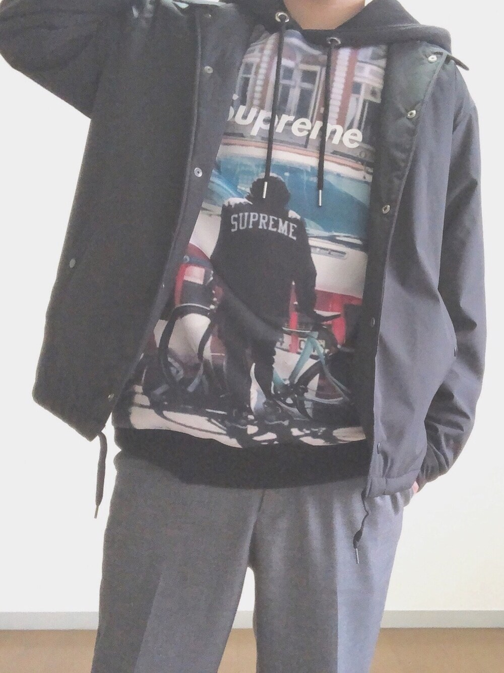 「パーカー、supreme、GU、パーカー男子、ファッション、おしゃれさんと繋がりたい、いいね、save、フォローお願いします🤑、いいね返し、おしゃれになりたい、オシャレ好き」｜「Supreme のアイテム（パーカー、ブラック系）」を使った、はやとさん（メンズ・160cm）の春コーディネートの1枚目の写真