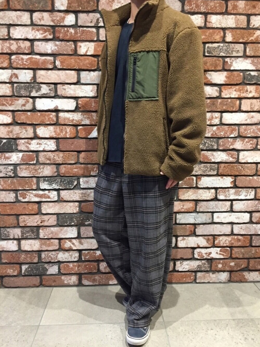 「おしゃれさんと繋がりたい、ボア、チェック、ワイドパンツ、冬、シンプル、オーバーサイズ、冬コーデ、秋冬コーデ、年末WEAR感謝祭」｜「INHERITのアイテム（トップス、ブルー系）」を使った、えびちゃんさん（メンズ・169cm）の冬コーディネートの1枚目の写真