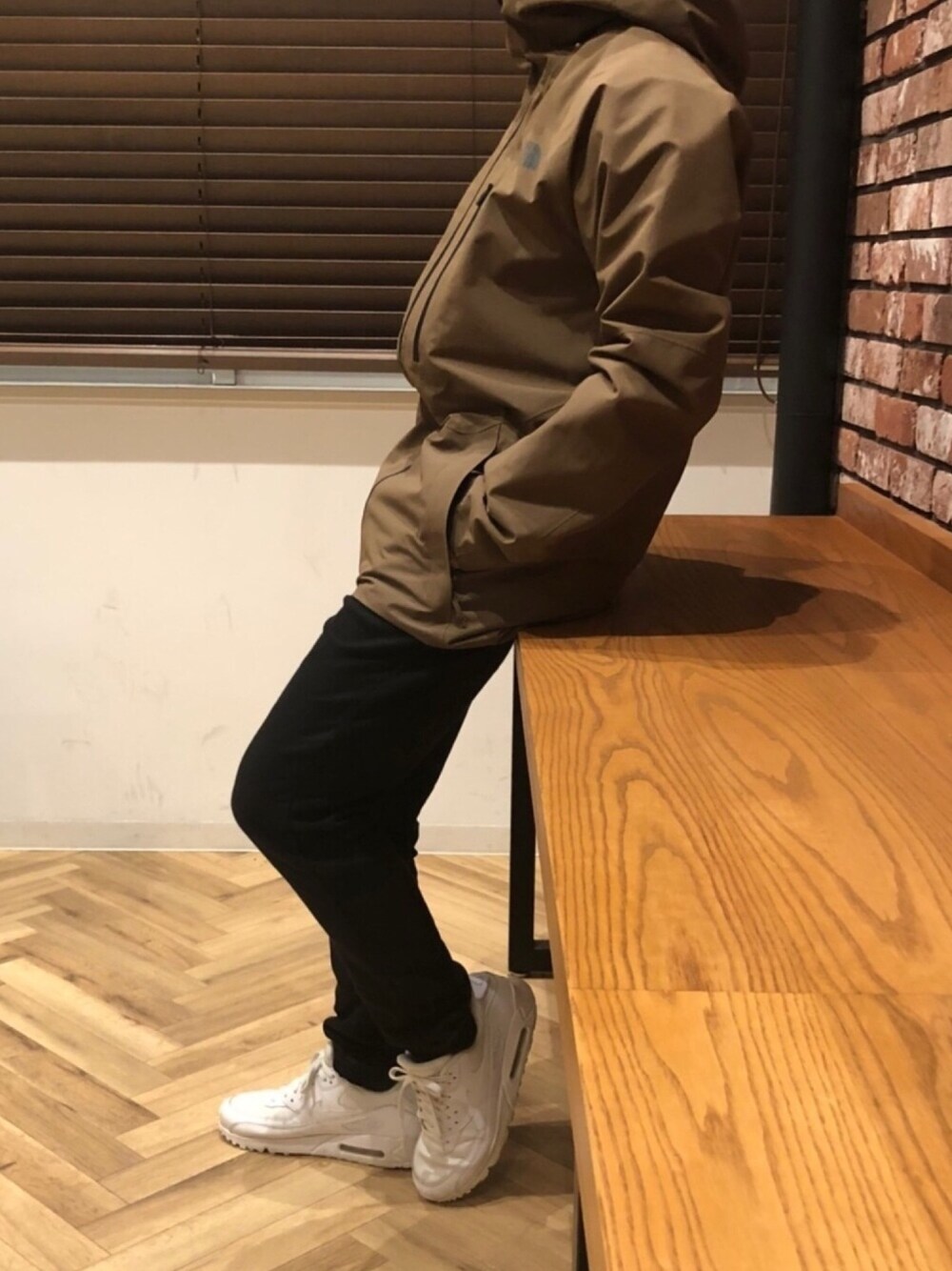 「大人カジュアル、きれいめカジュアル、黒、カジュアル、秋のコーデ、お洒落さんとつながりたい、冬、ベージュ、大学生、年末WEAR感謝祭」｜「UNIQLOのMEN ストレッチスキニーフィットカラージーンズ（デニムパンツ、ブラック系）」を使った、えびちゃんさん（メンズ・169cm）の冬コーディネートの1枚目の写真