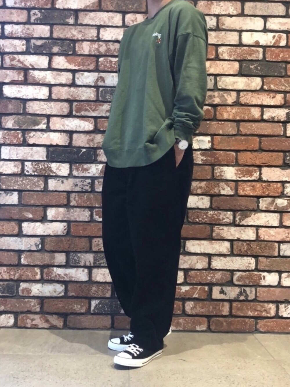 「シンプル、大人カジュアル、ビッグシルエット、ゆるコーデ、ワイドパンツ、コーデュロイパンツ、黒、秋冬コーデ、カーキ、converse」｜「CONVERSEのconverse(コンバース) NEXTAR110 OX(ネクスター110OX)（スニーカー、ブラック系）」を使った、えびちゃんさん（メンズ・169cm）の冬コーディネートの1枚目の写真