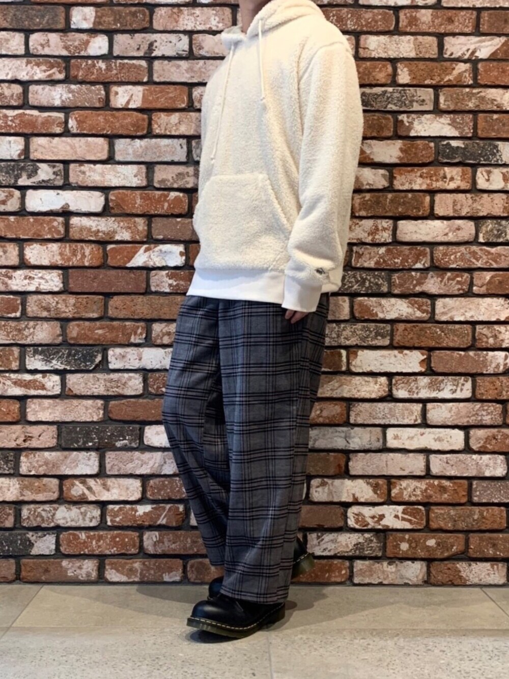 「おしゃれさんと繋がりたい、ワイドパンツ、シンプル、Dr.Martens、パーカー、大人カジュアル、チェック、シンプルコーデ、きれいめカジュアル、大学生」｜「Dr. MartensのAIRWAIR ドクターマーチン 1461 BEX 3EYE SHOE BLACK（ブーツ、ブラック系）」を使った、えびちゃんさん（メンズ・169cm）の冬コーディネートの1枚目の写真