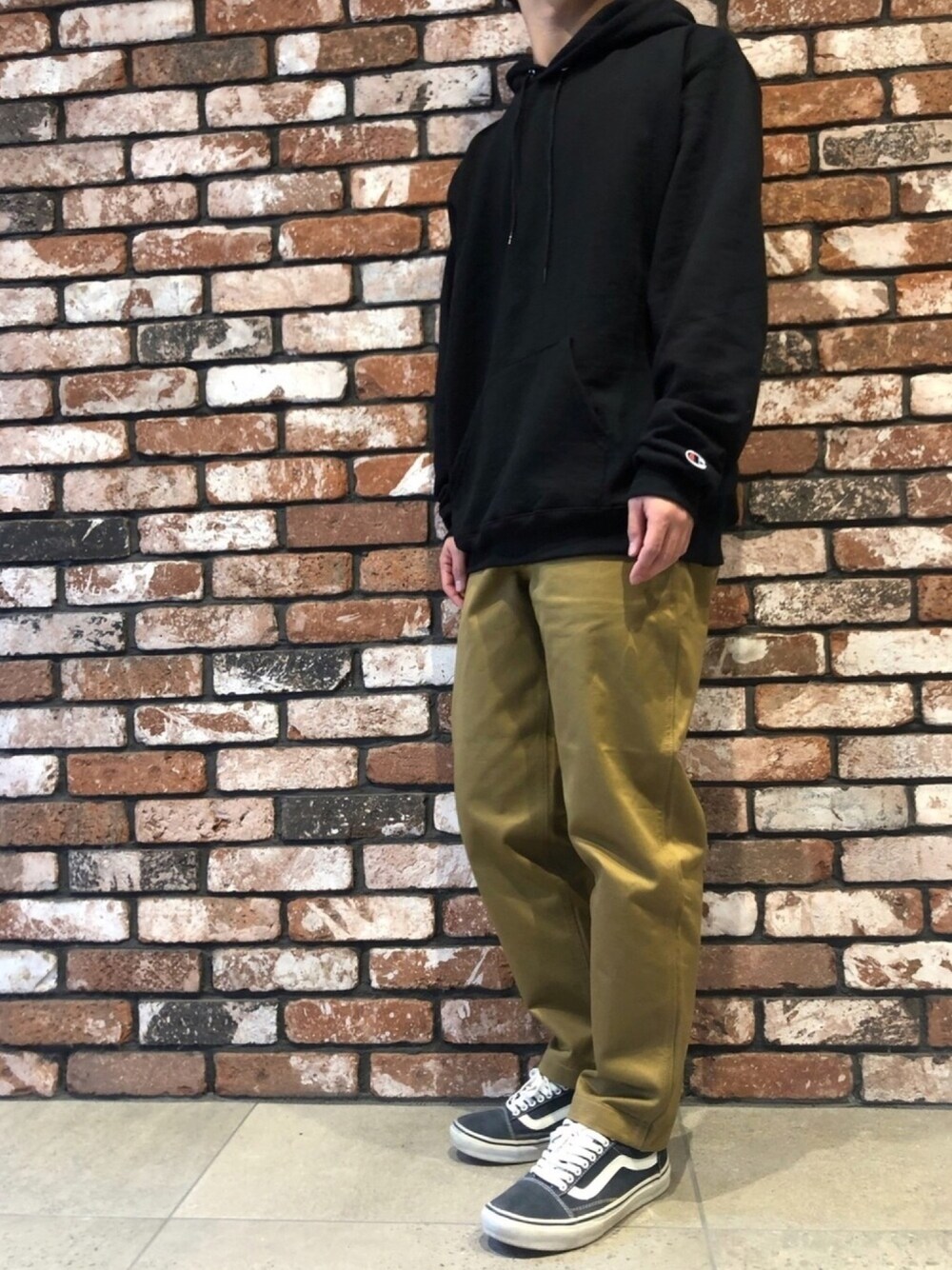 「大人カジュアル、ブラック、ベージュコーデ、春コーデ、休日スタイル、今日のコーデ、大人コーデ、ストリート、スニーカー、黒」｜「Championの【champion】 チャンピオン HOODED パーカー（パーカー、ブラック系）」を使った、えびちゃんさん（メンズ・169cm）の春コーディネートの1枚目の写真