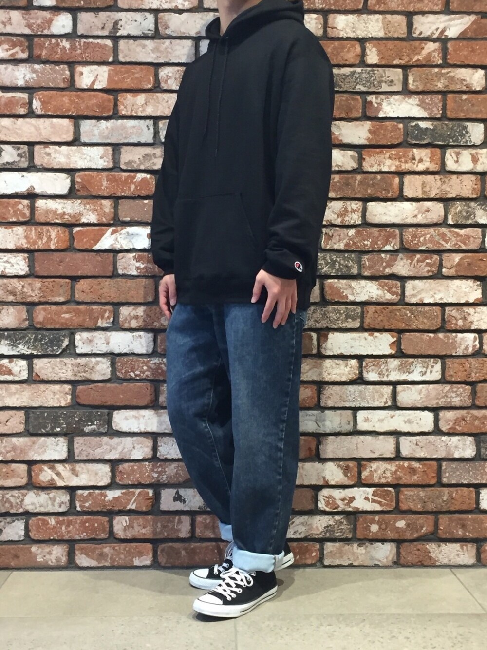 「休日スタイル、ラフ、シンプルコーデ、カジュアルコーデ、ブラック、ワイドパンツ、ブラックコーデ、スニーカー、パーカー、ストリート」｜「EDWINのE-STANDARD ワイドストレートデニム（デニムパンツ、ブルー系）」を使った、えびちゃんさん（メンズ・169cm）の春コーディネートの1枚目の写真