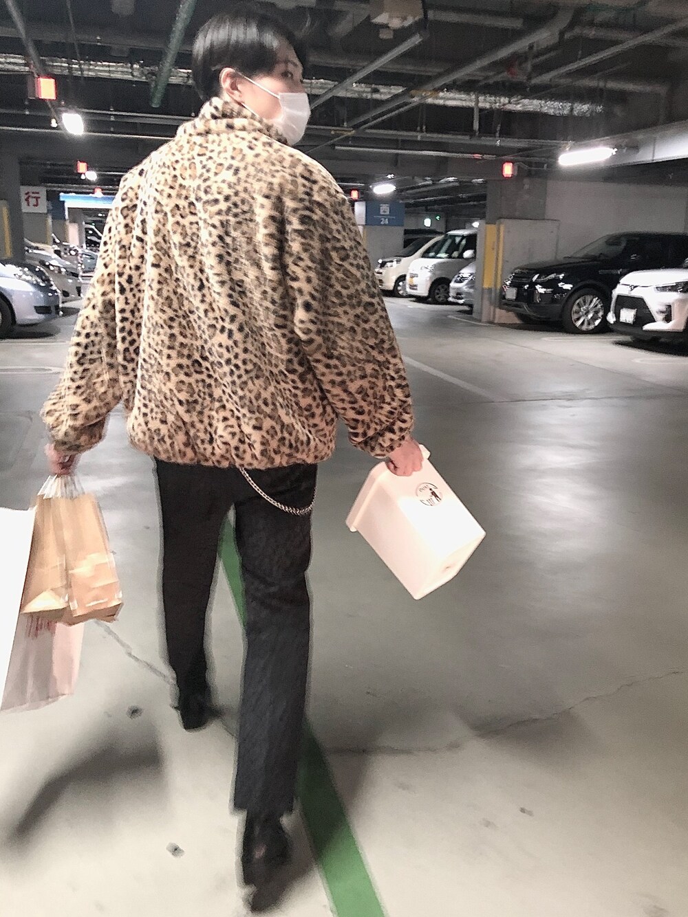 「休日スタイル、今日のコーデ、ファッションの力を信じよう、きれいめカジュアル」｜「PACIFIC PARK STOREのアイテム（その他アウター、ゴールド系）」を使った、りょうすけさん（メンズ・180cm）の春コーディネートの1枚目の写真