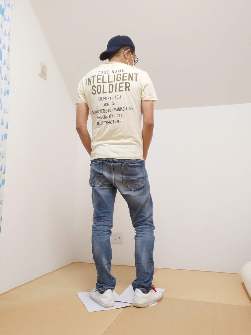 イエロー系のTシャツ/カットソー、ブルー系のデニムパンツ、ホワイト系のスニーカーを着用したメンズの夏コーディネートの1枚目の写真