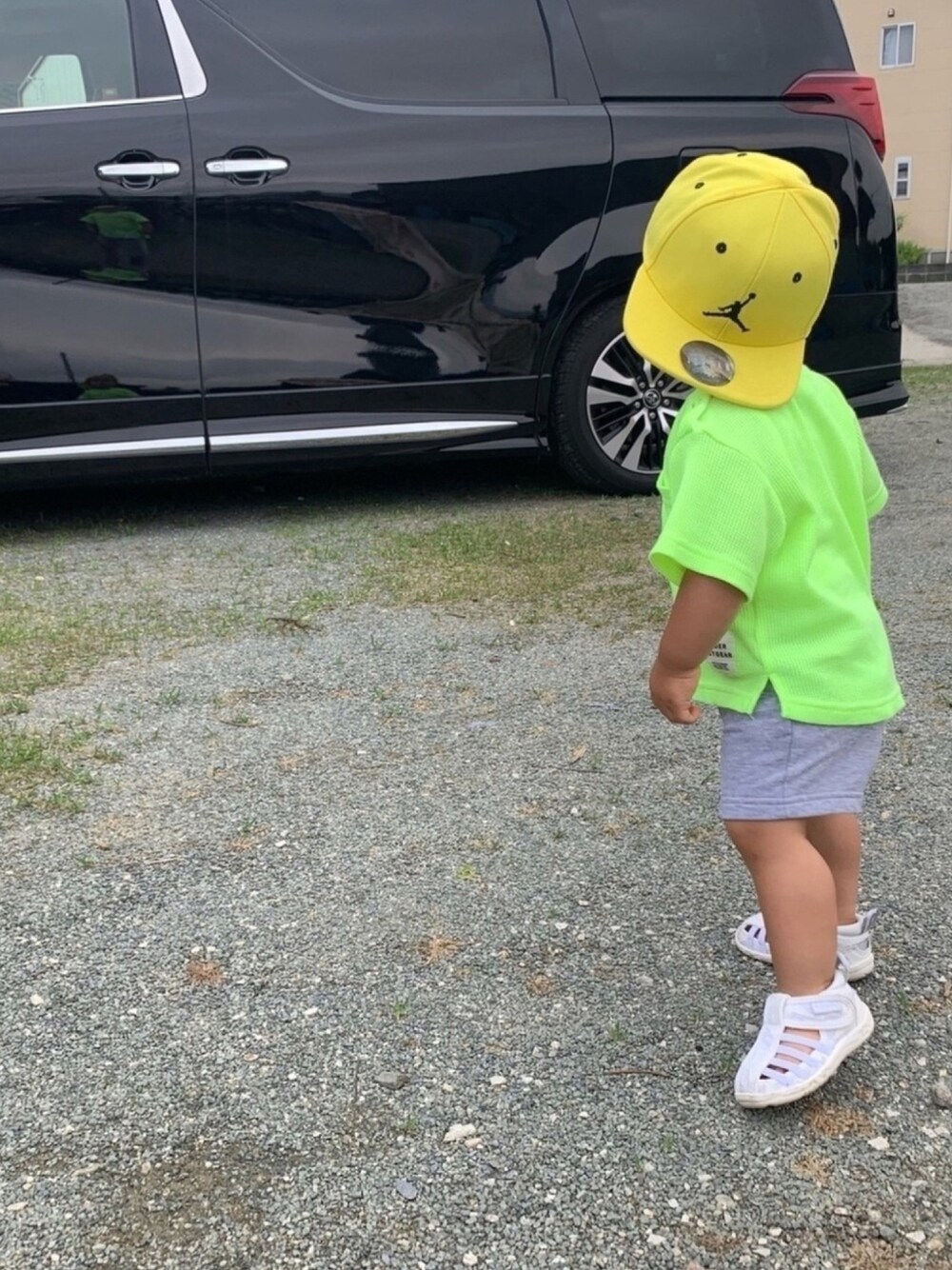 「1歳3ヶ月、男の子コーデ、キッズコーデ、蛍光イエロー、AIR JORDAN、IFME、やんちゃboy」｜「AIR JORDANのアイテム（キャップ、イエロー系）」を使った、amelianさん（キッズ・80cm）の夏コーディネートの1枚目の写真