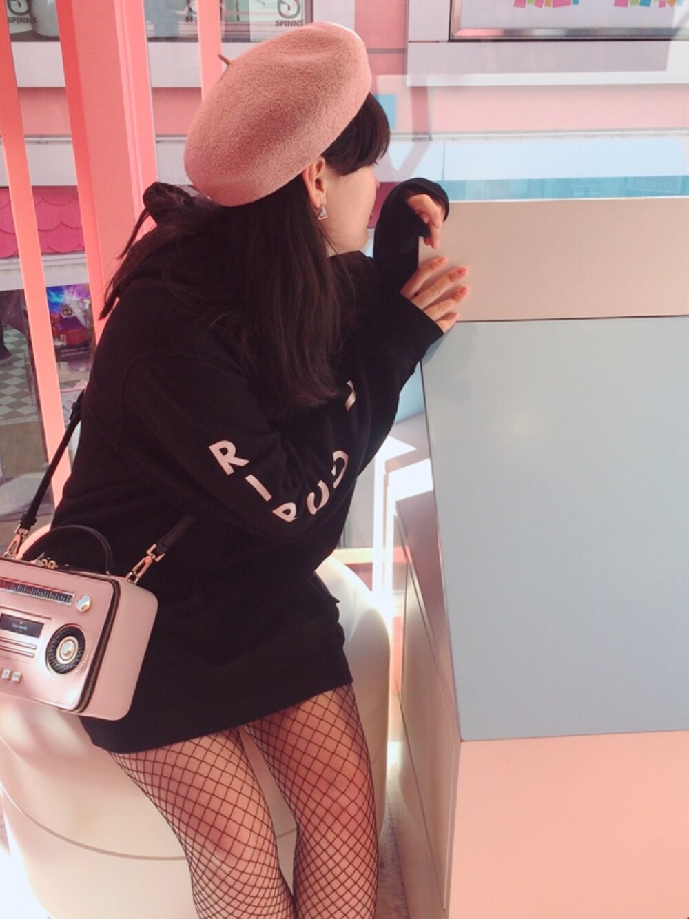 「原宿、ピンク、黒、フード、ベレー帽、cool、モノトーンコーデ、おしゃれさんと繋がりたい、Kate Spade」｜「PARIS KID'Sのアイテム（イヤリング、パープル系）」を使った、runonさん（レディース・158cm）の冬コーディネートの1枚目の写真