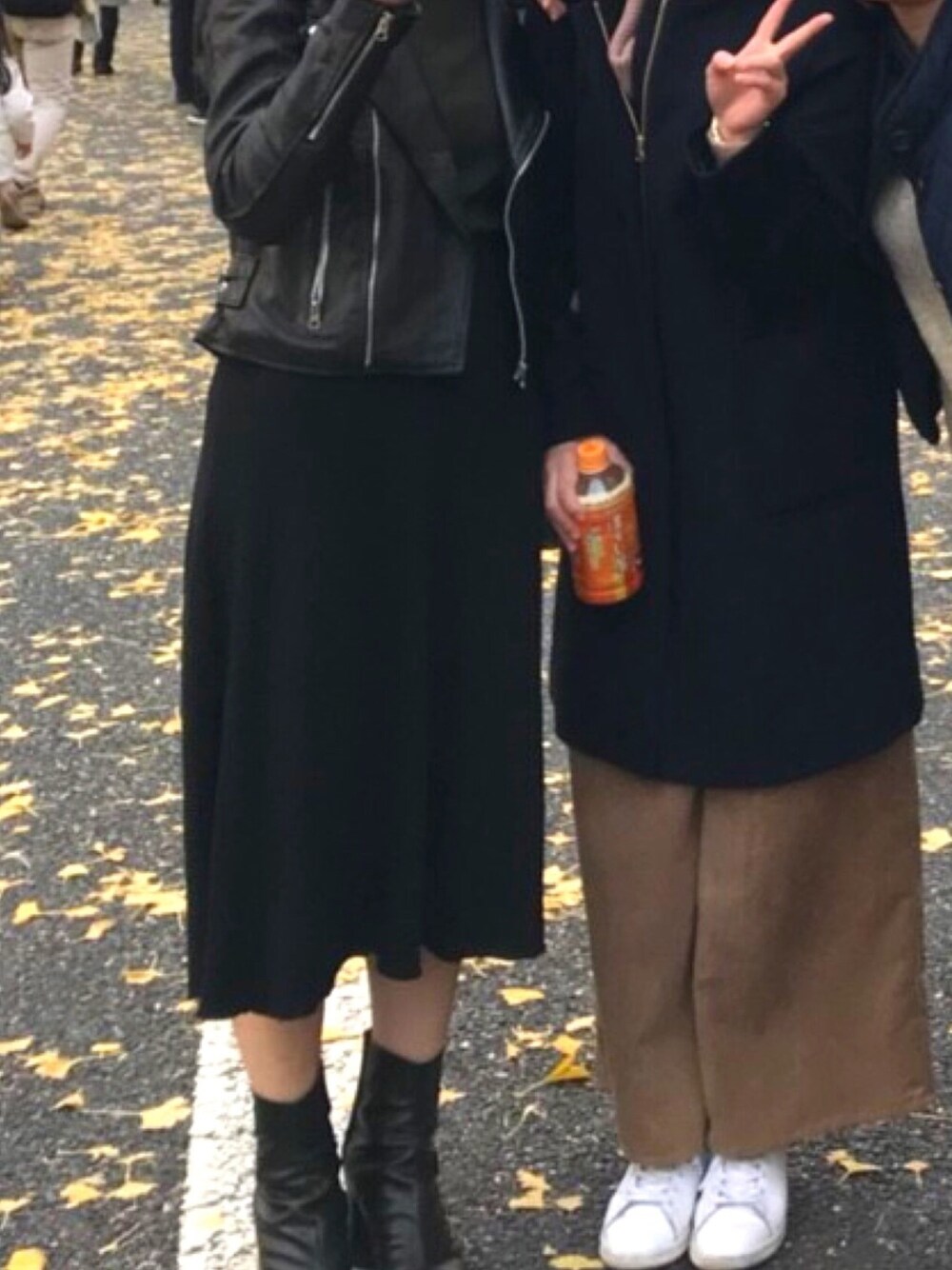 「休日スタイル、黒、タートルネック、ライダースジャケット、UNIQLO、vintage、American Apparel、Maison Margiela、イチョウ並木」｜「VINTAGEのアイテム（ライダースジャケット、ブラック系）」を使った、ゆうべさん（レディース・157cm）の秋コーディネートの1枚目の写真